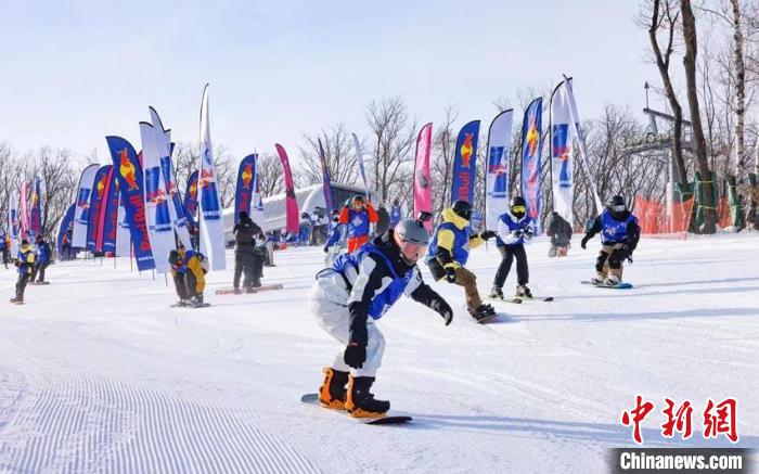 吉林松花湖雪道上数百名选手同场竞技，炫技震