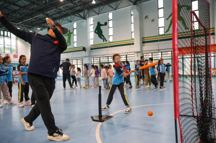 快乐垒球进校园扬州站举办近300名学生参与体验