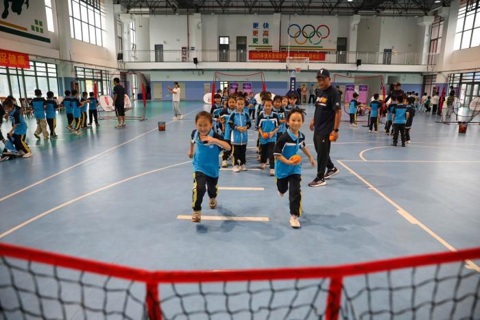 快乐垒球进校园扬州站举办近300名学生参与体验