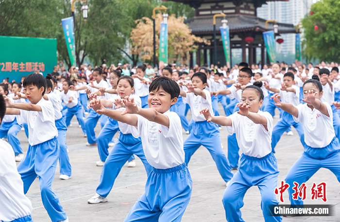 洛阳千名健身气功爱好者在上阳宫广场汇演，感