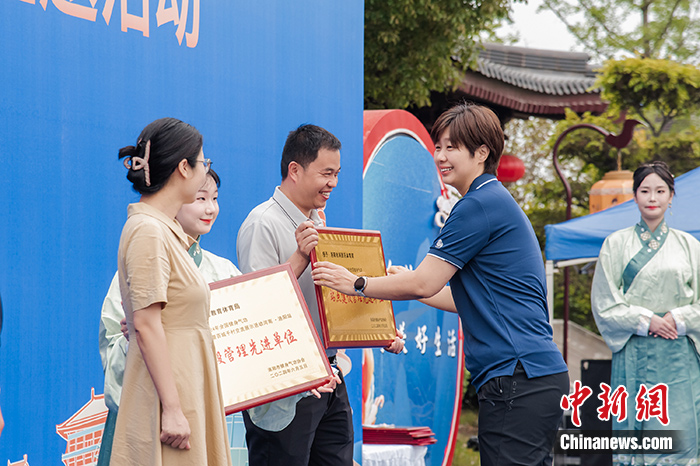 洛阳千名健身气功爱好者在上阳宫广场汇演，感