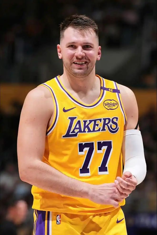 东契奇重伤缺席季后赛 湖人争冠前景蒙阴